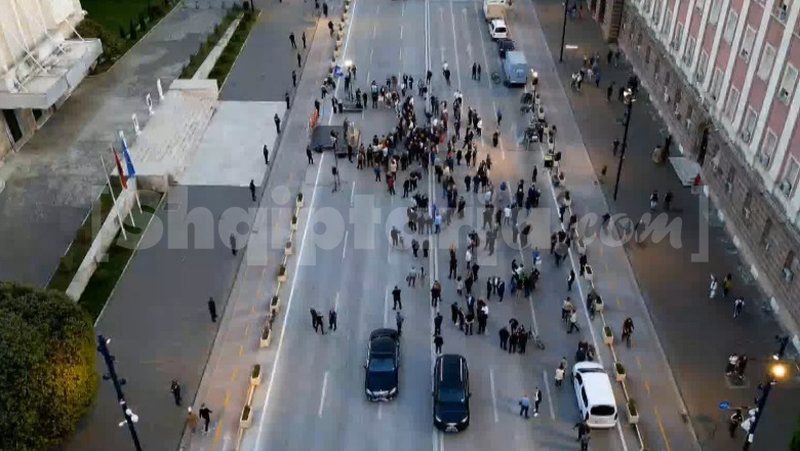 S’ka surpriza në foltoren e radhës së Berishës, të pranishmit mbeten një grusht militantësh