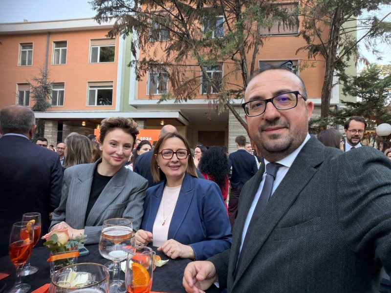 FOTO-LAJM/ Deputeti i Lushnjës drekon në vilën e Enverit pas djegies me molotovë