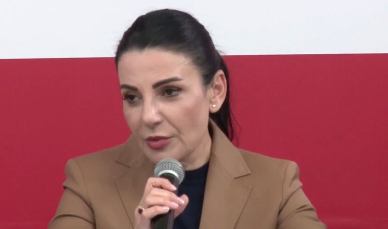 Takim me të rinjtë/ Drejtuesja politike në qarkun Fier, deputetja Balluku: Punët e mira për Shqipërinë shpesh herë mbulohen nga balta Takim me të rinjtë/ Drejtuesja politike në qarkun Fier, deputetja Balluku: Punët e mira për Shqipërinë shpesh herë mbulohen nga balta