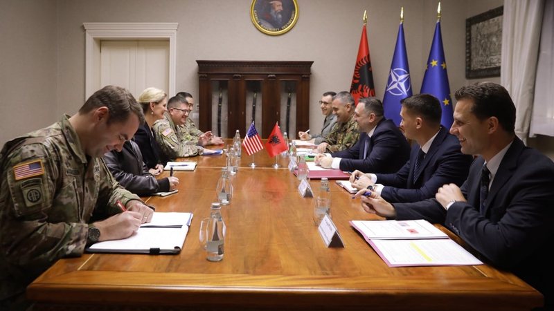 Gjenerali amerikan takohet me ministrin e mbrojtjes: Shqipëria ka bërë progres mbresëlënës në mbrojtjen kibernetik Gjenerali amerikan takohet me ministrin e mbrojtjes: Shqipëria ka bërë progres mbresëlënës në mbrojtjen kibernetik