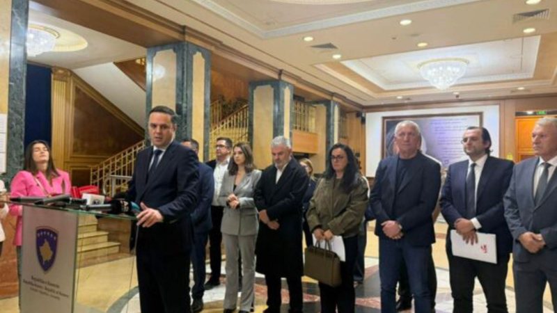 Pas seancës së jashtëzakonshme në Kuvendin e Kosovës, LDK paraqet dokumentin me 15 firmat e deputetëve të saj për Vjosa Osmanin