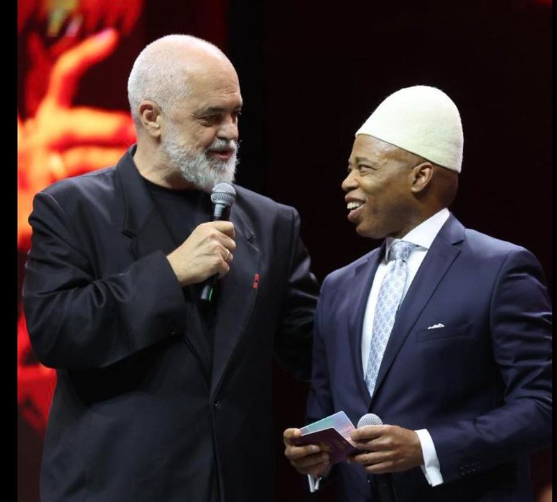 “Një ambasador i Shqipërisë së rilindur”! Rama ndan foton, teksa i jep pasaportën shqiptare ish-kryebashkiakut të New York, Eric Adams