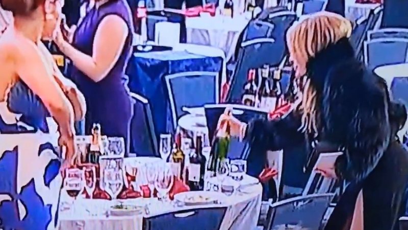 VIDEO/ Të shtënat me armë në darkën e Trump me gazetarët, pamjet e një të ftuareje që ‘rrëmben’ dy shishe verë bëhen virale