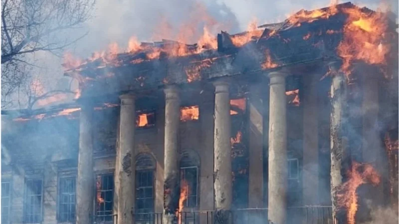 VIDEO/ I mbijetoi dy luftërave botërore, sulmi rus shkatërron rezidencën historike ukrainase të shekullit të 19-të