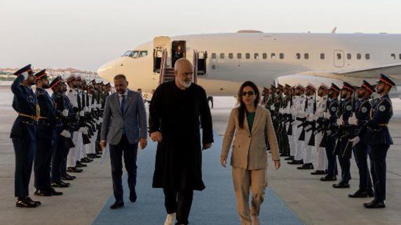 Rama vizitë zyrtare në Abu Dabi, kryeministri publikon pamjet: Solidarizohemi me Emiratet e Bashkuara Arabe në këtë kohë të trazuar të Gjirit Arabik