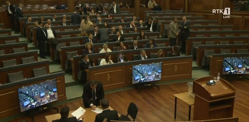 Kosovë/ Përfundon raundi i parë i votimit për 2 kandidaturat për President, Feride Rushiti merr 63 vota. Nesër votohet në Kuvend