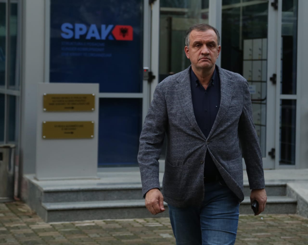 Papritur ndodh çudia, nxjerr “këmbën nga rrjeshti” ndonjë  në GJKKO: Pranohet kërkesa, Ilir Beqaj do të qëndrojë jashtë kafazit në sallën e gjyqit