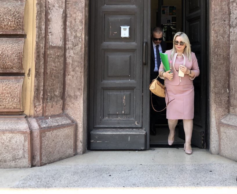 Gjyqtarja që natën bënte kambisten dhe ditën gjyqtaren refuzoi kamerat në procesin e Metës “në emër të KLGJ”! Mos i’a vini re analfabetizmin nuk di të lexoi, por vetëm të numëroi: Udhëzues e KLGJ thotë të kundërtën…kërkon lejimin e tyre