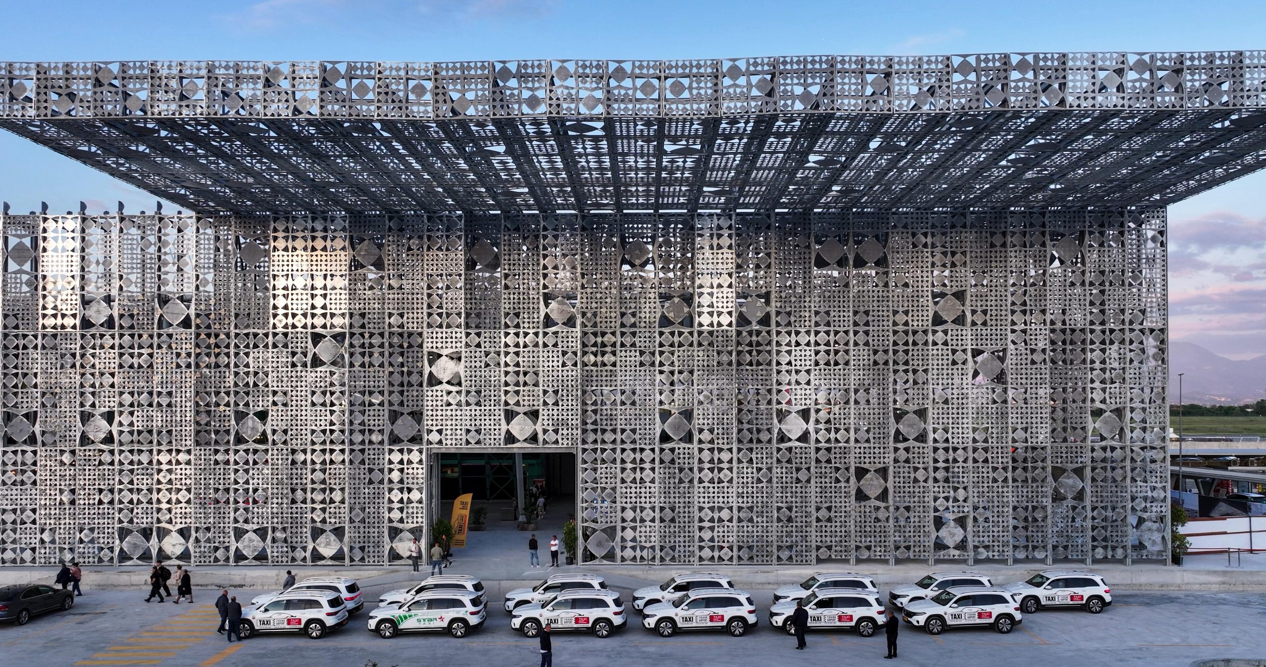 Miliona euro investime dhe bileta 4 herë më të lira: Si u transformua Aeroporti i Tiranës në 5 vite!