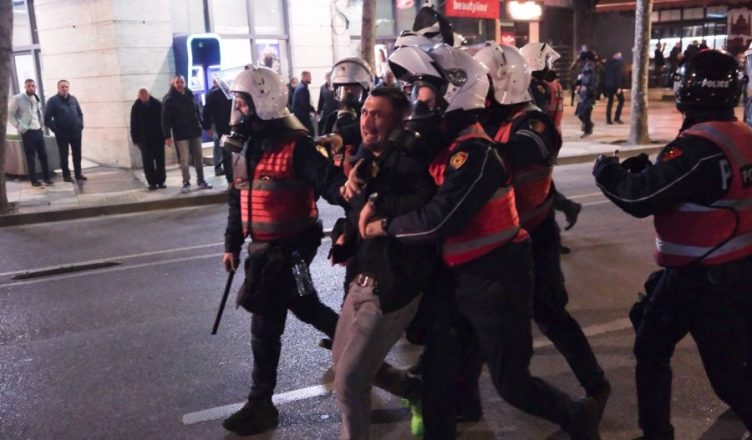 VIDEO/ Hodhën molotov e fishekzjarre drejt Kryeministrisë, momenti kur policia kap “grupin e zjarrit” të PD në mes të protestuesve