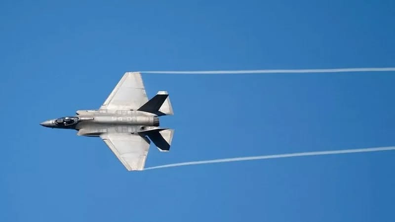Forcat iraniane rrëzojnë avionin luftarak amerikan, mediat: Piloti dyshohet se ka vdekur