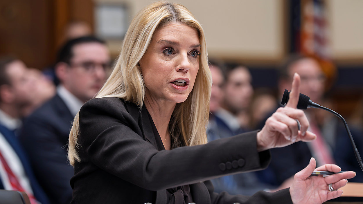 Dosja që “dogji” Pam Bondin: Çfarë gjeti Trump në zyrën e saj që çoi në shkarkimin e menjëhershëm?