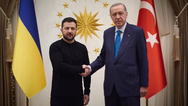 Një ditë pas telefonatës me Putinin, Erdogan pret Zelenskyn në Stamboll për të diskutuar mbi vendosjen e paqes