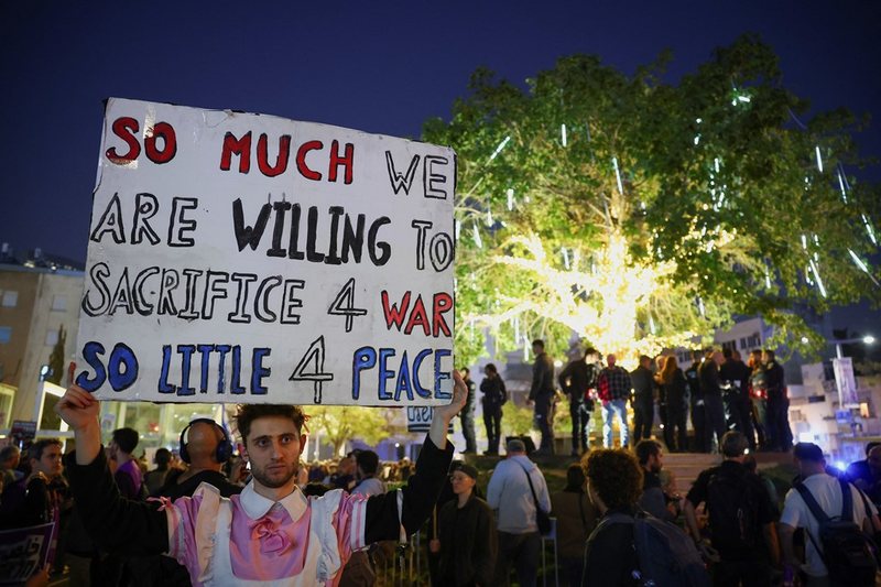 “Mos bombardoni”! Protestë masive në Tel Aviv kundër luftës: Thirrje të forta për paqe në Lindjen e Mesme