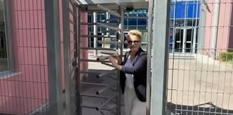 Monika Kryemadhi pas daljes nga SPAK: Kanë vendosur hekurat që të dukemi të arrestuar