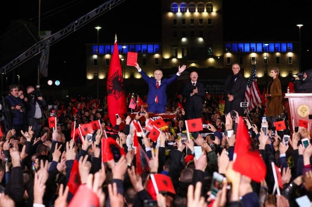 Ilir Meta reagon ashpër ndaj Kushtetueses: Ju ftoj të më ndiqni nga 27 prilli kur të përballem me bandën