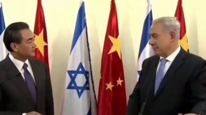 Video e pazakontë e konferencës për mediat, momenti i tensionit mes ministrit të Jashtëm kinez dhe Netanyahut bën xhiron e rrjetit