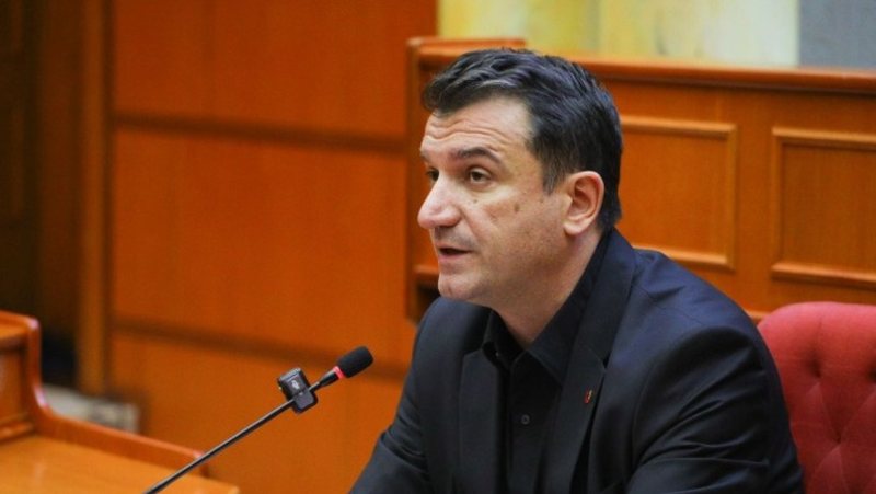 Akt-akuza me zë të lartë
