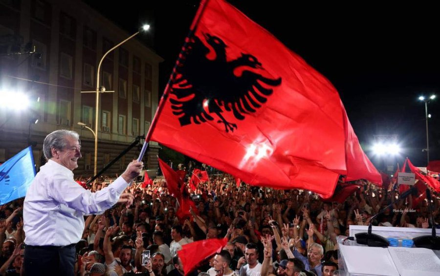 Balla: Përdorimi i flamurit kombëtar nga Berisha për të lajmëruar hedhjen e molotovëve, “vulë turpi”!
