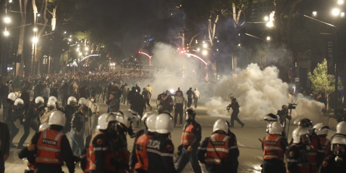 “Molotovarët” në qeli… për shumë kohë nëse ka shtet! Këlliçi bëhet qesharak: Feston në rrjetet sociale me dy gishta lart para komisariatit