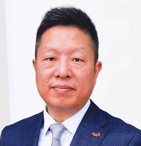 “Çfarë ke veshur, fund”? Ceo kinez Hongping Xiao bënte gili-vili me gratë e Bankersit pasi mbyllte pazaret me pasurinë e shqiptarëve