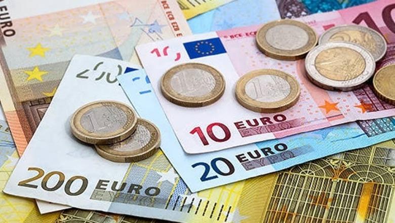 Euro prek minimumin e ri historik! Po këmbehet me 95.5 lekë! Afrimi i sezonit turistik pritet të shtojë ‘presionin’