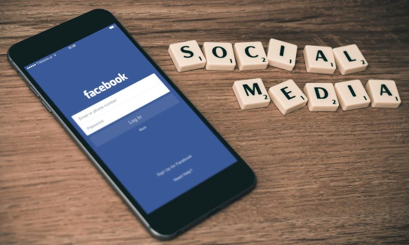 Britania drejt kufizimit të aksesit të të miturve në rrjetet sociale! Gjigantët Meta, Roblox dhe TikTok mohojnë varësinë te të rinjtë: Përplasje në Parlamentin britanik