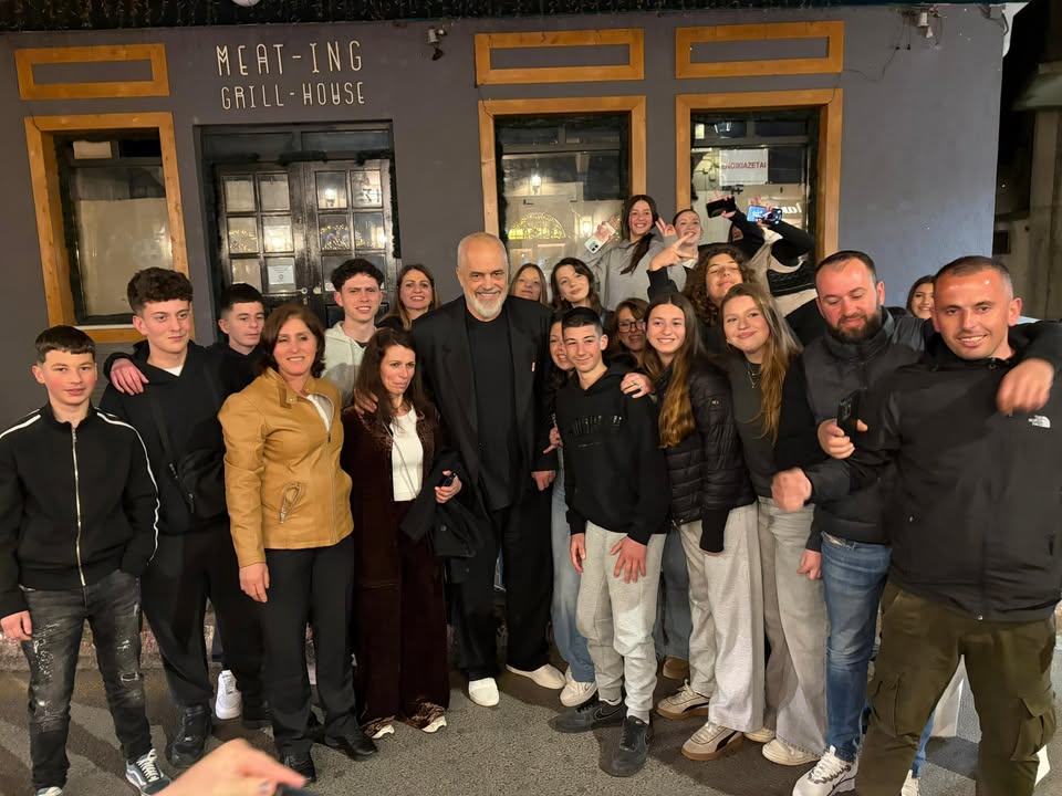 VIDEO/ “Rrethim i befasishëm”! Rama ndan videon me shqiptarët në Greqi