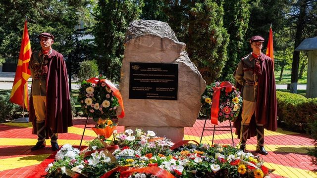 Provokimi në Shkup, ministri i Mbrojtjes së RMV përulet me ceremoni para pllakës përkujtimore ku shqiptarët etiketohen si terroristë Provokimi në Shkup, ministri i Mbrojtjes së RMV përulet me ceremoni para pllakës përkujtimore ku shqiptarët etiketohen si terroristë
