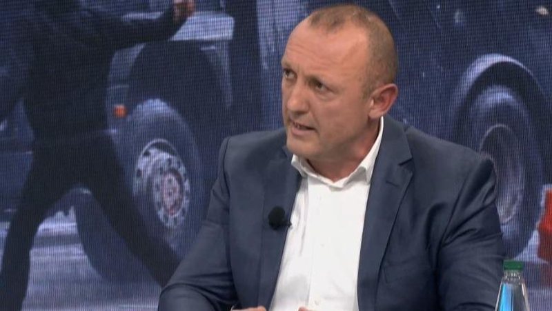Zyrtarët e lartë brenda kafazit të qelqtë! Ish-Prokurori: Shkelje e barazisë së palëve ose… të mbahet edhe prokurori në kafaz Zyrtarët e lartë brenda kafazit të qelqtë! Ish-Prokurori: Shkelje e barazisë së palëve ose… të mbahet edhe prokurori në kafaz