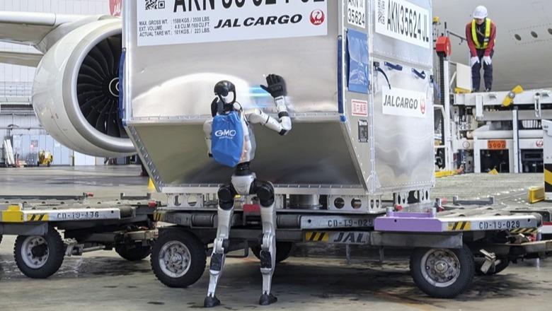 Punonjësit e bagazheve në Japoni së shpejti do të lehtësohen falë stafit të ri të robotëve në aeroportin Haneda në Tokio, edhe pse kolegët do të kenë nevojë për pushime të rregullta për t’u rikarik… Punonjësit e bagazheve në Japoni së shpejti do të lehtësohen falë stafit të ri të robotëve në aeroportin Haneda në Tokio, edhe pse kolegët do të kenë nevojë për pushime të rregullta për t’u rikarik…