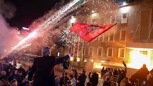 Përroi psiqik i Berishës nga Spitali i Traumës: Spraj për… arinjtë në bulevard! Një efektiv u plagos në kokë nga bombat molotov që Policia hodhi nga tarraca e Kryeministrisë