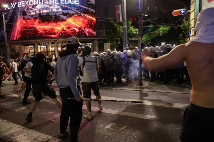 “Shtet ligjor, jo shtet mafioz”! Mijëra protestues dalin në rrugët e Beogradit kundër Vuçiçit “Shtet ligjor, jo shtet mafioz”! Mijëra protestues dalin në rrugët e Beogradit kundër Vuçiçit