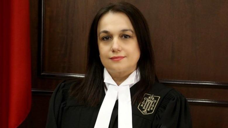 Drejtësia e re mbushur me juristët e shkollave të Berishës… Fakulteti i drejtësisë në Institutin Pedagogjik Shkodër! Gjykatësja Albana Boksi një nga soj i tyre: Rrëzon rekursin e Veliajt për ndryshimin e masës së sigurimit! Vendimi i sotëm nuk ka lidhje me vendimin e fundit të Gjykatës Kushtetuese Drejtësia e re mbushur me juristët e shkollave të Berishës… Fakulteti i drejtësisë në Institutin Pedagogjik Shkodër! Gjykatësja Albana Boksi një nga soj i tyre: Rrëzon rekursin e Veliajt për ndryshimin e masës së sigurimit! Vendimi i sotëm nuk ka lidhje me vendimin e fundit të Gjykatës Kushtetuese