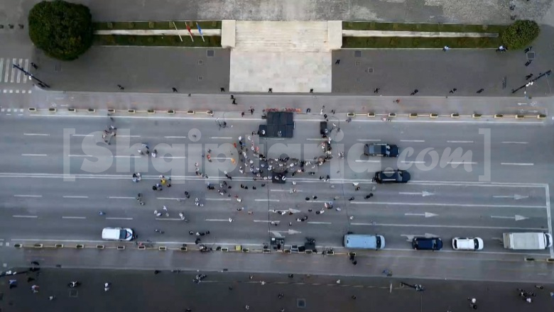 VIDEO/ Garë demokratike… 40 mijë votues, 40 protestues! Pas u vetëzgjodh kryetar Berisha del në protestë e të hënës me grushtin e ith*arëve të “pamposhtur” VIDEO/ Garë demokratike… 40 mijë votues, 40 protestues! Pas u vetëzgjodh kryetar Berisha del në protestë e të hënës me grushtin e ith*arëve të “pamposhtur”