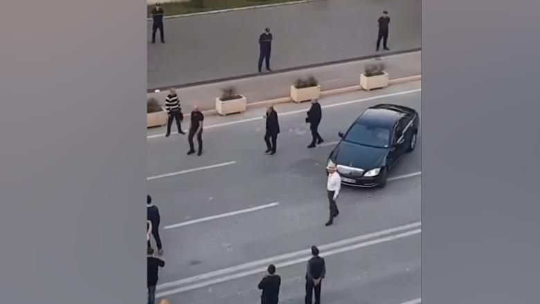 VIDEO/ Ai momenti kur vijnë “krushqit”, çfarë ahengu! Taulant Balla tallet me foltoren e Berishës: I publikon videon e mbërritjes së Abit me Saliun me muzikë popullore VIDEO/ Ai momenti kur vijnë “krushqit”, çfarë ahengu! Taulant Balla tallet me foltoren e Berishës: I publikon videon e mbërritjes së Abit me Saliun me muzikë popullore