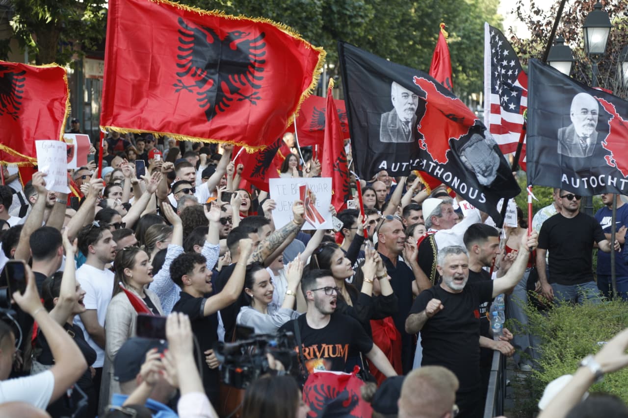Protesta për gjuhën shqipe/ Studentët thirrje para ambasadës së Maqedonisë së Veriut në Tiranë: Nuk ndalemi deri në përmbushje të kërkesave Protesta për gjuhën shqipe/ Studentët thirrje para ambasadës së Maqedonisë së Veriut në Tiranë: Nuk ndalemi deri në përmbushje të kërkesave