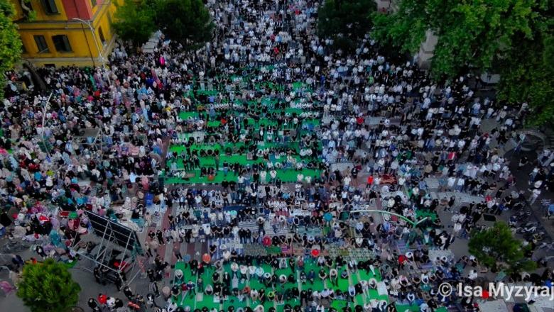 VIDEO/ Sot Festohet Kurban Bajrami: Mijëra besimtarë falin namazin në bulevardin “Dëshmorët e Kombit” VIDEO/ Sot Festohet Kurban Bajrami: Mijëra besimtarë falin namazin në bulevardin “Dëshmorët e Kombit”