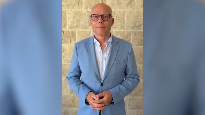 VIDEO/ Berisha u vetëzgjodh kryetar i PD! Deputeti qesharak i CDU s’ka dijeni, flet broçkulla: “Thirrje” delegatëve të votojnë për kryetarin e ri… Kam një ide se kush mund të jetë, por s’po e them!