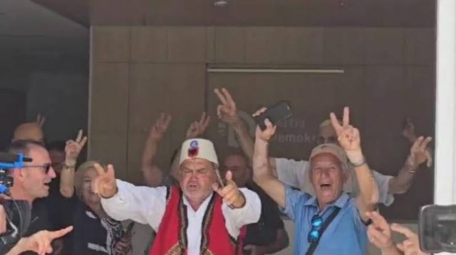 VIDEO/ “Shpërthen” festa me fishekzjarre në seli: Berisha kryetar deri në 2030, 40 vjet në krye të PD VIDEO/ “Shpërthen” festa me fishekzjarre në seli: Berisha kryetar deri në 2030, 40 vjet në krye të PD
