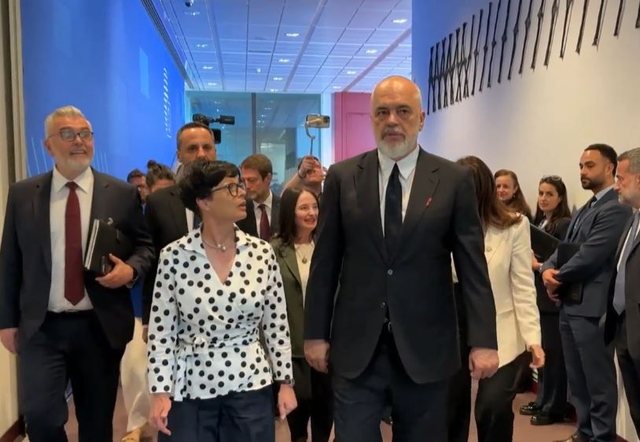 “Anëtarësim në BE edhe pa veto”?! Euraktiv: Rama e përseriti në Bruksel… Kos: Nuk ka ndryshim zgjerimi “Anëtarësim në BE edhe pa veto”?! Euraktiv: Rama e përseriti në Bruksel… Kos: Nuk ka ndryshim zgjerimi