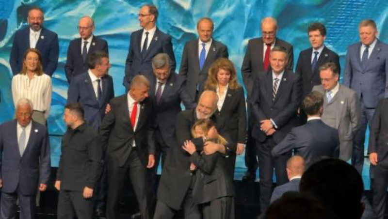 VIDEO/ Foto familjare në samitin e Komunitetit Politik Europian: Krah Zelensky, Rama dhe Meloni mes buzëqeshjesh dhe përqafimesh me liderët botërorë