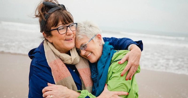 Çfarë janë “death doulas” dhe si po ndryshojnë mënyrën si përballemi me vdekjen