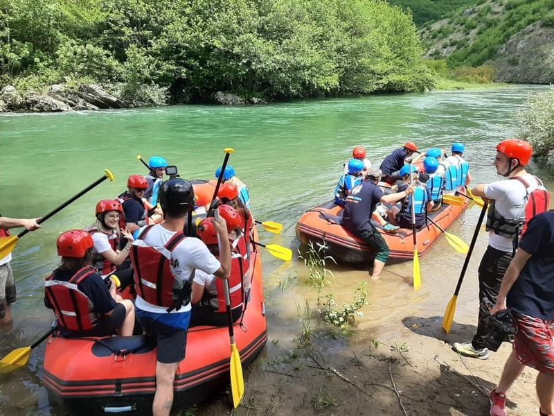 Kryeministri Rama promovon raftingun në Drinin e Zi si potencial turistik për Dibrën