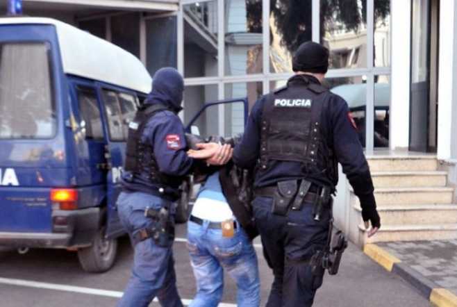 Nuk kanë të sosur “bishat”! Arrestohet 44-vjeçari i dehur me shpejtësi të lartë pranë vendit ku ndodhi tragjedia e Durrësit: Gjatë ndjekjes së policisë përplas makinën tyre!