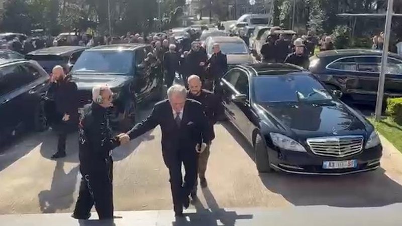 Partia ime… “topin e gjuaj vetë”!