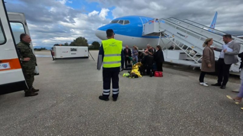 Incident i rëndë në aeroportin grek: Rrëzohet shkalla lëvizëze e avionit, dëmtohen gazetarët dhe fotografët
