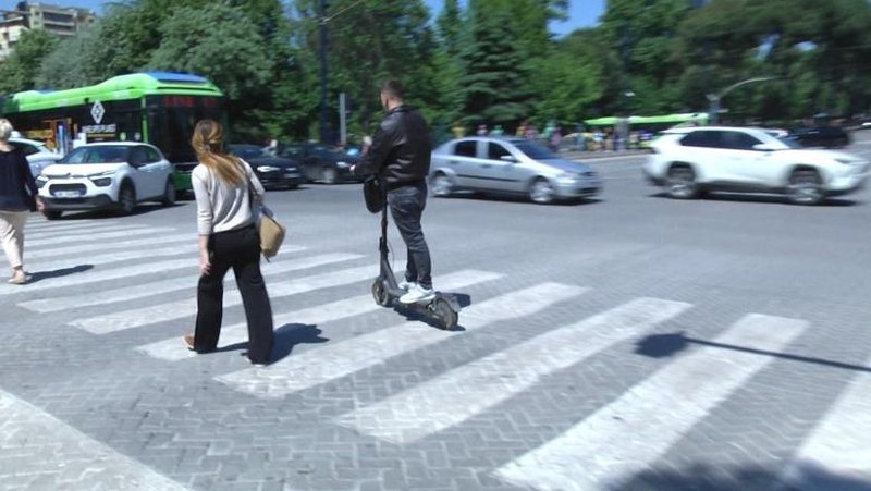 Urdhri i ndalimit në letër, monopatinat pushtojnë rrugët e Tiranës! Ekspertët: Të përfshihen në Kodin Rrugor