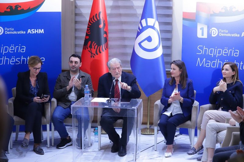 Berisha dhe Brukseli që ekziston vetëm në konferencat e tij qeshrake për shtyp