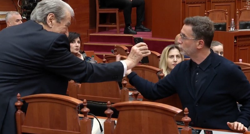 Replikat në Kuvend, zbulohet arsyeja se përse Erion Braçe i shkoi Berishës në vendin ku ulet